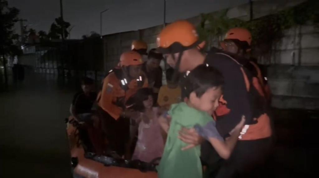 Rumah Terendam Banjir, Enam Warga Pekanbaru Dievakuasi Tim Basarnas