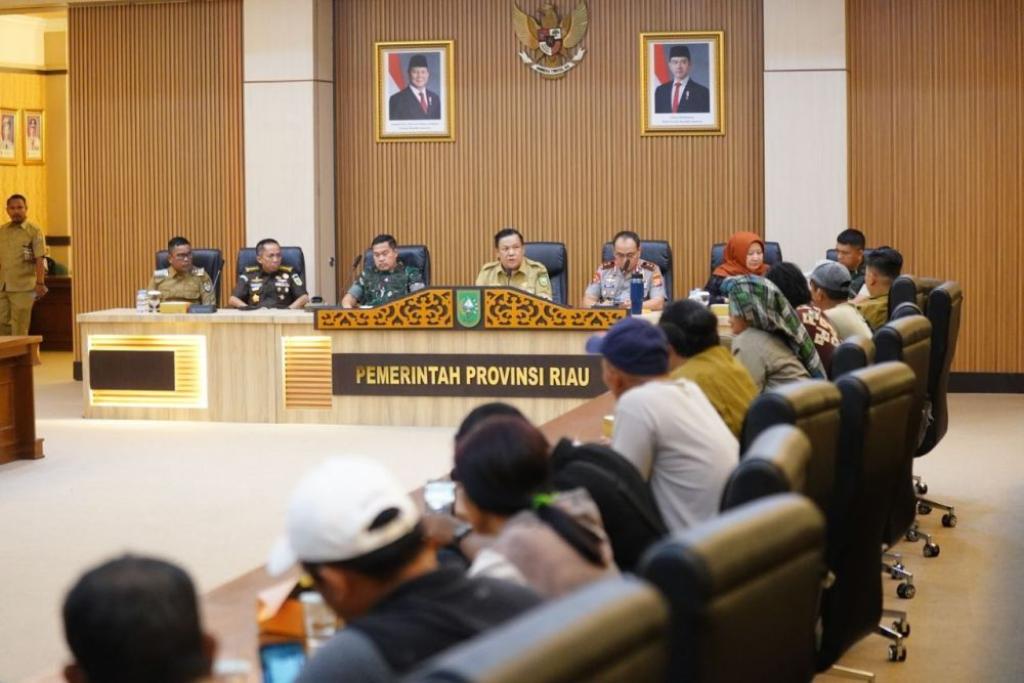 Temui Plt Gubri, Warga Pelalawan Tuntut Kepastian Relokasi TNTN