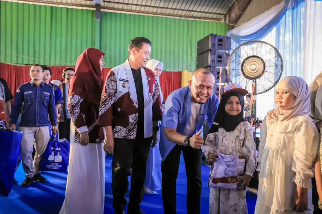 Agung Nugroho Serahkan Langsung Seragam Gratis untuk Siswa di Pekanbaru