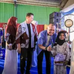 Agung Nugroho Serahkan Langsung Seragam Gratis untuk Siswa di Pekanbaru