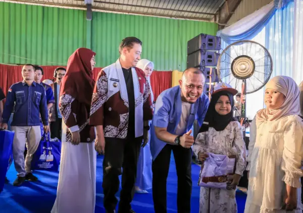 Agung Nugroho Serahkan Langsung Seragam Gratis untuk Siswa di Pekanbaru