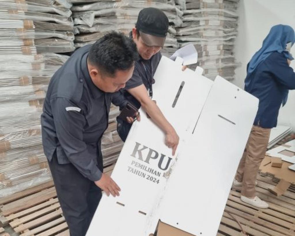 Bawaslu Pekanbaru Laksanakan Pengawasan Melekat Terhadap Kedatangan Logistik Pemilu 2024