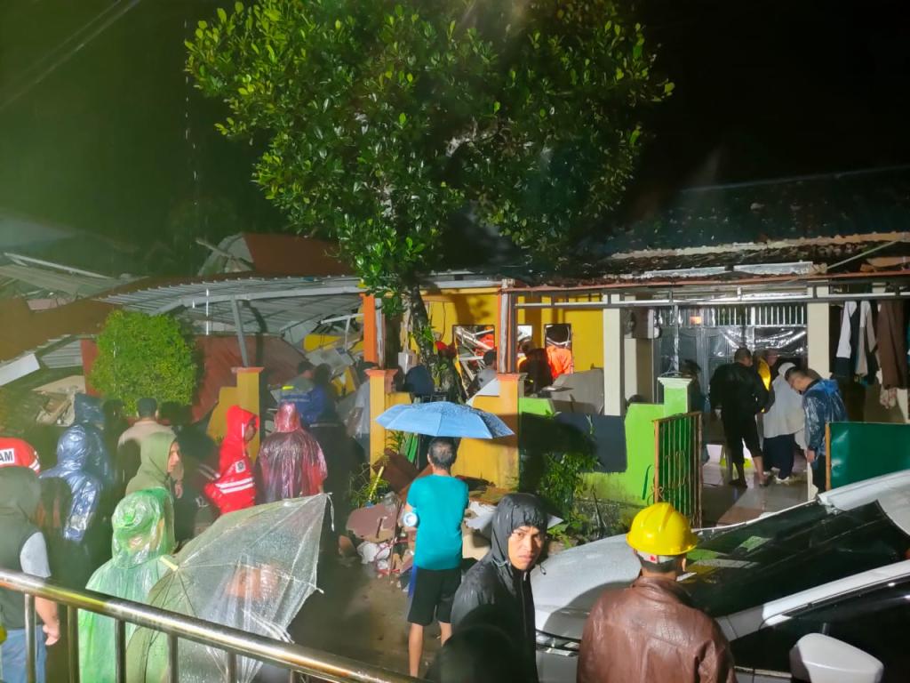 5 Rumah Terdampak Longsor di Perumahan Tiban Koperasi Batam, 4 Warga Dalam Pencarian