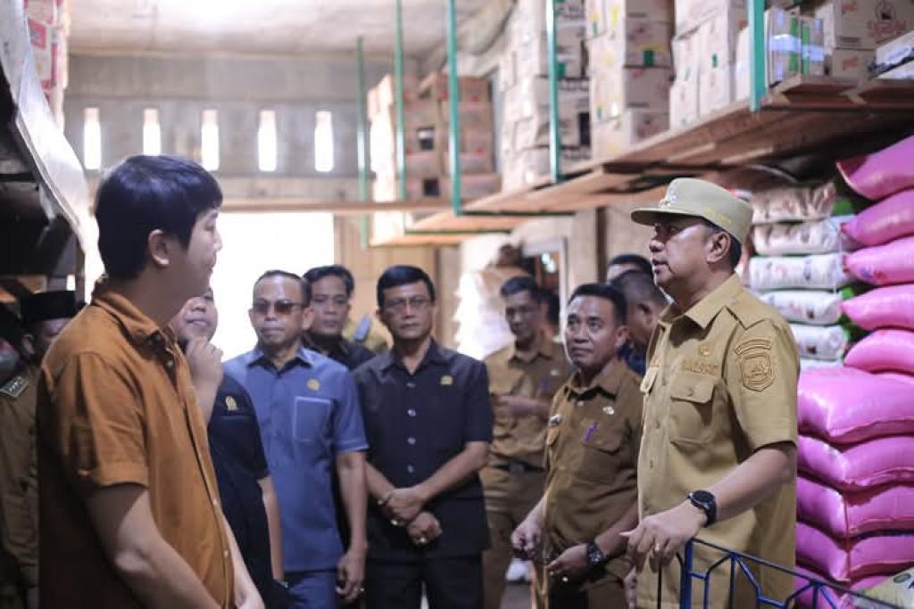 Wabup Muzamil bersama Komisi II DPRD Inspeksi Pasar, Tinjau Ketersediaan Bahan Pokok Jelang Idul Fitri