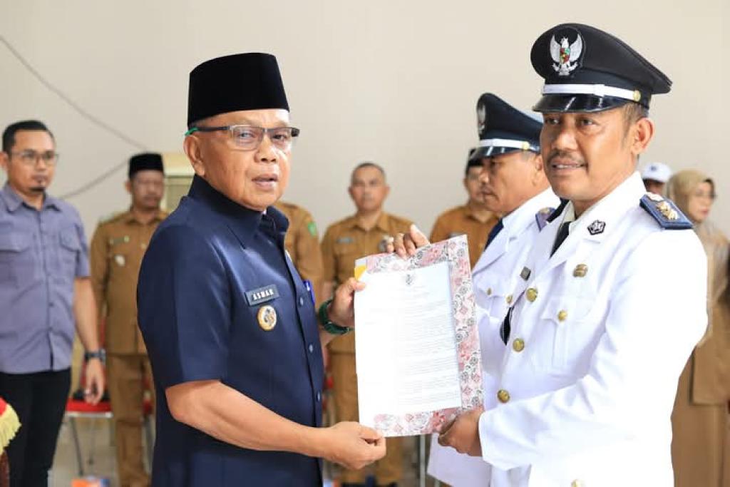 Plt Bupati Asmar Lantik Pj Kades Alahair dan Wonosari