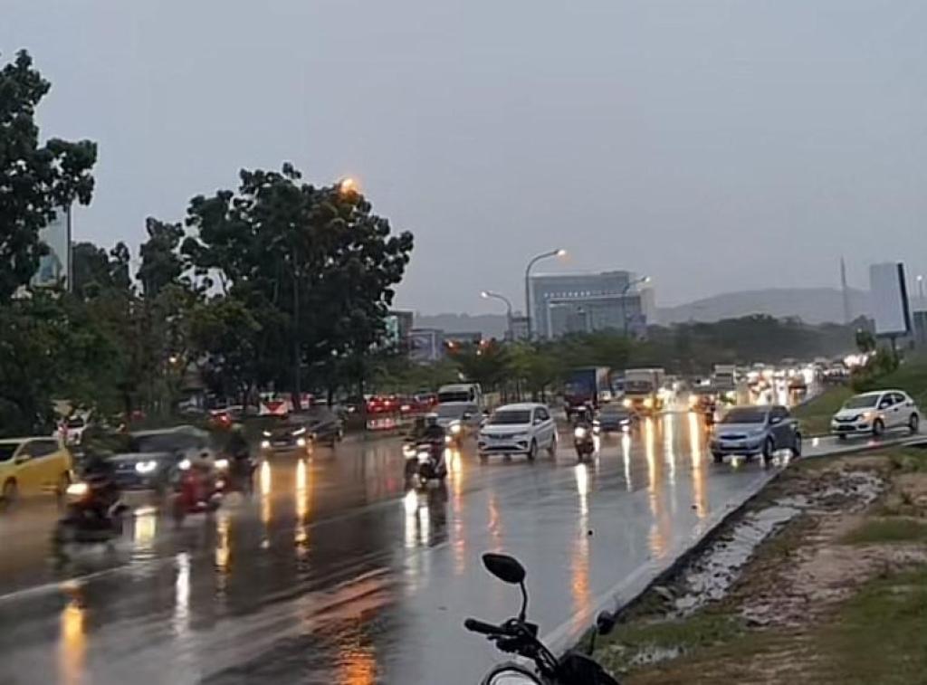 Prakiraan Cuaca Kepri 13 Mei: Waspada Hujan Petir dan Angin Kencang