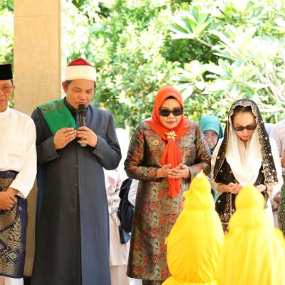 Walikota Batam dan Wakil Ziarah Makam Zuriah Nong Isa