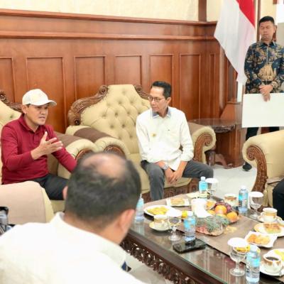 Amsakar-Li Claudia Salurkan Bantuan Untuk Korban Bencana Aceh Rp4,8 M