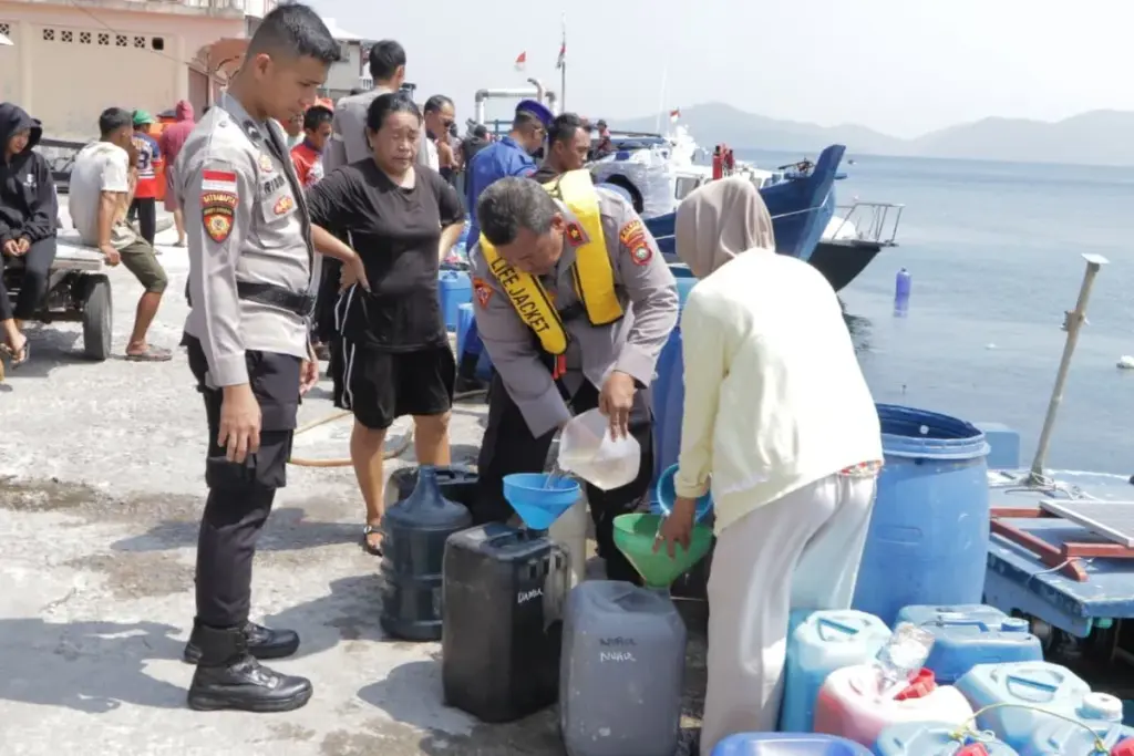 Kemarau Melanda, Polres Anambas Kirim 20 Ton Air Bersih Pakai Pompong ke Desa Sri Tanjung