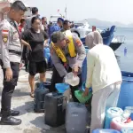 Kemarau Melanda, Polres Anambas Kirim 20 Ton Air Bersih Pakai Pompong ke Desa Sri Tanjung