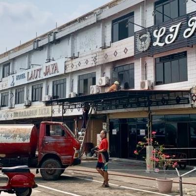 Hotel Laut Jaya Tanjumpinang Terbakar, Damkar Gercep Lakukan Pemadaman