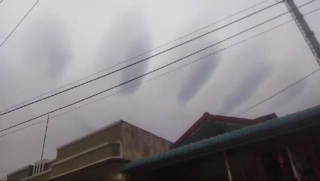 Awan Berbentuk Ruas Jari Hiasi Langit Batam, BMKG: Fenomena Biasa