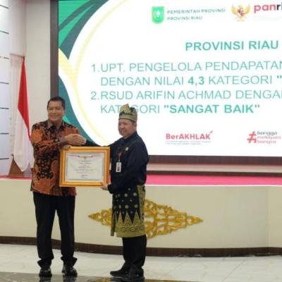 Pemprov Riau dan Sejumlah Kabupaten/Kita Terima Penghargaan Pelayanan Publik